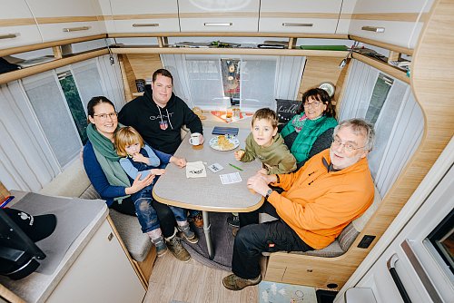 14 Quadratmeter, aber trotzdem genug Platz: Marion (r.) und Gerhard Rüterkamp mit Tochter Yvonne, Schwiegersohn Philipp und den Enkelkindern Marie und Tim. - © BESIM MAZHIQI