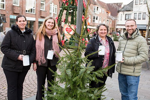 Sabine Bredow (v. l.), Fabienne Bredow, Nicole Schabbehardt und Pascal Strathkötter bereiten die Tannenbaum-Sammelaktion von CDU und JU vor. - © Andre Schneider