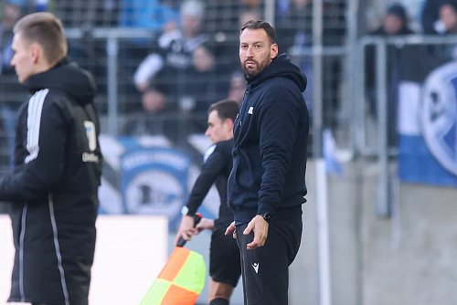 Arminia-Trainer Mitch Kniat hat an der Seitenlinie den Vierten Offiziellen im Blick. - © Oliver Krato