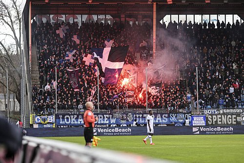 Im Dezember 2024 beim Spiel in Mannheim verbrennen die DSC-Fans pyrotechnisches Material. - © IMAGO/HMB-Media