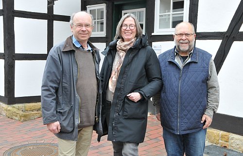 Jürgen Obelode (l.), Petra Holländer und Udo Waschkowitz bereiten die Gedenkveranstaltung in Steinhagen vor. - © Frank Jasper