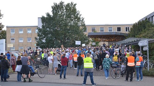 Mehr als 700 Bürger aus Halle und Umgebung haben am Protestmarsch vom Ronchin-Platz bis zum Haller Klinikum an der Winnebrockstraße 1 teilgenommen. Sie setzen ein Zeichen gegen die geplante Schließung der zwei Abteilungen Geburtshilfe und Gynäkologie am Krankenhausstandort in Halle. - © Ekkehard Hufendiek