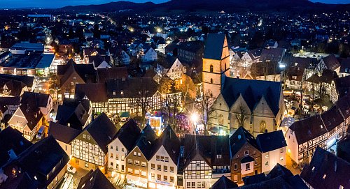 Zwischen Fachwerkhäusern im Lichterglanz: Der Haller Nikolausmarkt. - © Ulrich Fälker