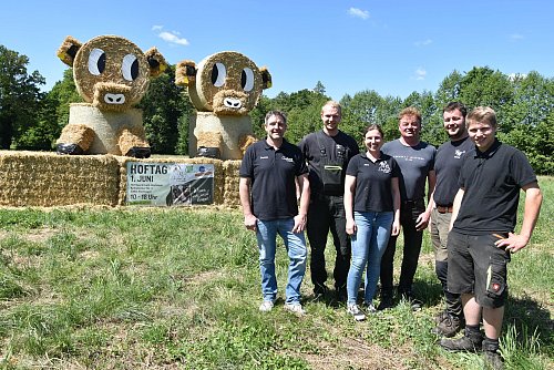 Am 1. Juni, zum Tag der Milch, laden Dennis Speckmann (v. l.), Jannik Pötter, Alina Bewekenhorn, Reinhard und Michel Wortmann sowie Moritz Witte zum großen Hoftag ein. - © Birgit Nolte