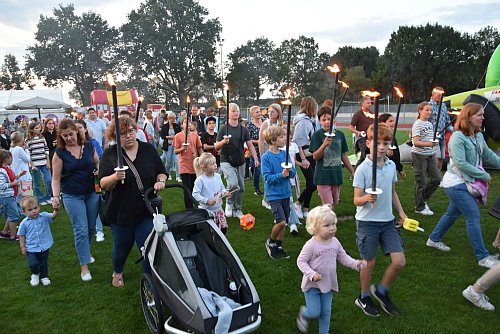 Zahlreiche kleine und große Gäste reihen sich beim traditionellen Fackelumzug ein. - © Birgit Nolte