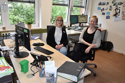 Janine Thannhäuser (l.) und Melanie Lessmeier vom Umwelt- und Klimaschutz-Management beraten gerne zum Förderprogramm. - © Birgit Nolte