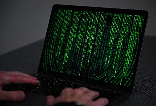 Immer öfter werden smarte Geräte Ziel von Hackerangriffen. - © picture alliance / ROLAND SCHLAGER / APA / picturedesk.com