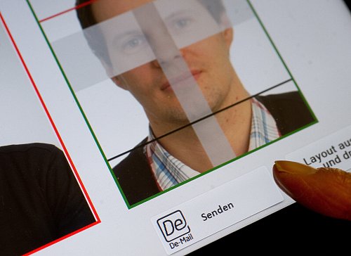 Passfotos für einen neuen Personalausweis müssen ab August nicht nur biometrisch sein, sondern ab sofort auch digital eingereicht werden. - © picture alliance / dpa
