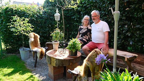 Sonniges Plätzchen mit Jagderinnerungen. Lore und Dieter Halstenberg in der von einer Buchenecke umrahmten Sitzecke. - © Nicole Bliesener