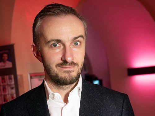 Jan Böhmermann ist am 18. Januar 2025 zu Gast in Halle in der OWL-Arena. - © dpa