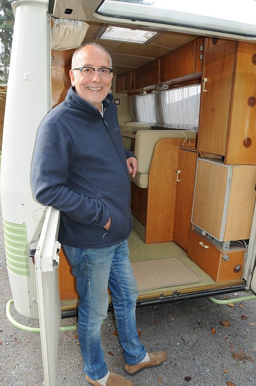 Markante Stilelemente: Wolfgang Lamek liebt die Details seines Wohnmobils. Zwar sind vom Peugeot-Transporter viele Exemplare gebaut worden. Doch durch individuelle Ausbauten durch die Erstbesitzer fährt es in dieser Form kein zweites Mal auf der Welt. - © Detlef Hans Serowy, HK