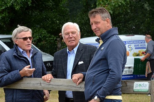 Expertengespräch am Zaun: Hermann Frentrup (von links), Lutz Gössing und Franke Sloothaak. - © Anke Schneider