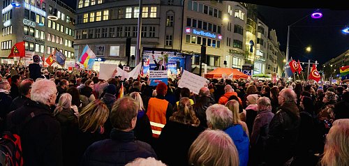 Zehntausende Menschen stellen sich hier auf einer Demo in Bielefeld gegen Rechts. - © Nicole Donath