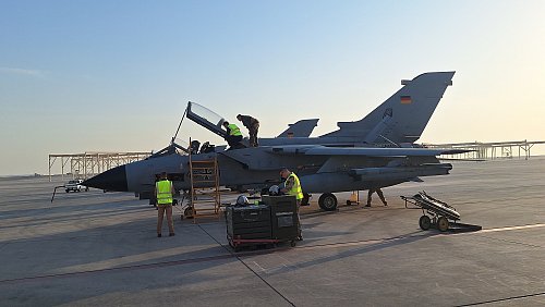 NRW-Ministerpräsident Hendrik Wüst klettert auf einen Tornado des Taktischen Luftwaffengeschwaders 33 aus Büchel, das derzeit temporär in Nörvenich stationiert ist. Drei Maschinen haben am Montag die Stadt Gütersloh überflogen. - © Ingo Kalischek