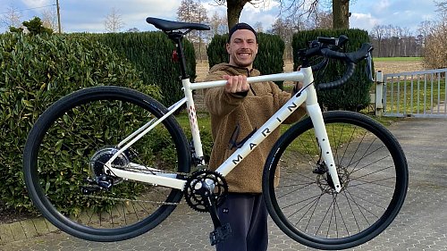 Mit seinem Gravelbike, einer Art Mischung aus Rennrad und Crossrad, will der Verler Max Breitsprecher 180 Kilometer durch die Alpen fahren. Und weil er das Ganze als Triathlon geplant hat, folgen direkt ein Marathonlauf über 42 Kilometer inklusive Kletterpassagen sowie 3,8 Kilometer Schwimmen in einem Bergsee. - © Max Breitsprecher