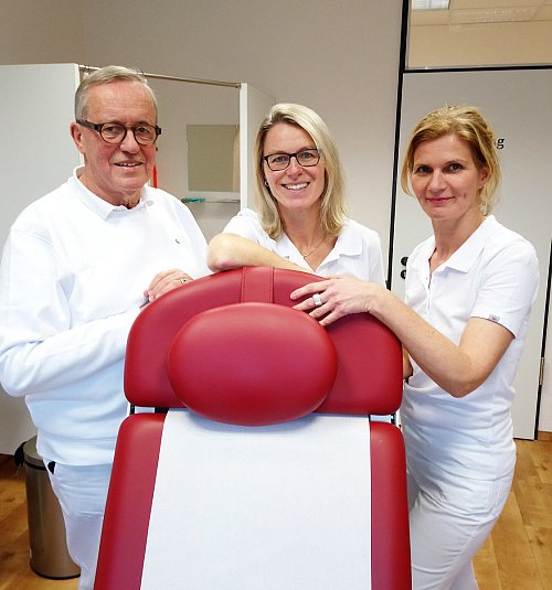 Der erfahrene Mediziner Dr. Peter Seulen bringt mit seinen zehn Wochenstunden den Versmolder Frauenärztinnen Susanne Heptner (Mitte) und Simone Borowy wieder Entlastung. Das Trio füllt zusammen zwei Arztsitze aus. - © Josephs-Hospital