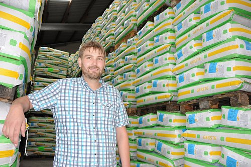Versandfertig: Außendienstler Markus Hilboll zwischen den Palettenstapeln mit zertifiziertem Saatgut. - © Marc Uthmann, HK