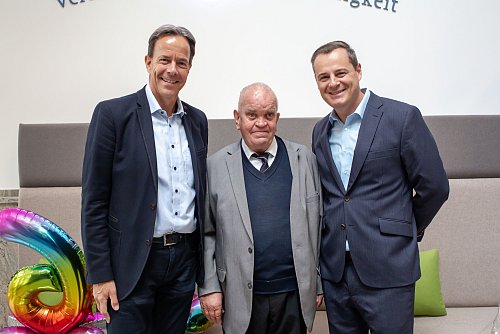 Ex-Geschäftsführer Stephan Potthof-Wenner und der aktuelle Chef Enrico Corallo (r.) nehmen Friedrich "Fritken" Stockkamp fürs Abschiedsfoto in die Mitte. - © Andre Schneider