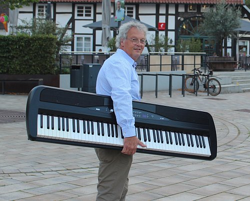 Hans-Heino Bante-Ortega ist 62 Jahre alt und Brockhagener. Er ist Malermeister und Hausmann und tritt als Bürgermeister-Kandidat für die CDU an. Musik ist seine große Leidenschaft. - © CDU