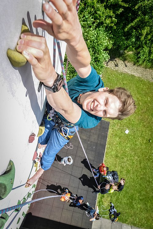 Der Sonne entgegen: Jost Kobusch kletterte am Montagmittag gemeinsam mit den Fünftklässlern der Peter-August-Böckstiegel Gesamtschule am Kletterturm der Schule. - © Florian Gontek