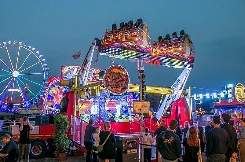 Der "Fire Ball" wird zum ersten Mal in Steinhagen aufgebaut. - © Böker