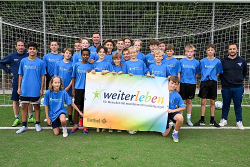 Das Training mit den C-Jugendlichen des TuS Hoberge-Uerentrup bot Fabian Klos in seiner Eigenschaft als Schirmherr der Betheler Beratungsstelle „Weiterleben“ an. - © Christian Weische