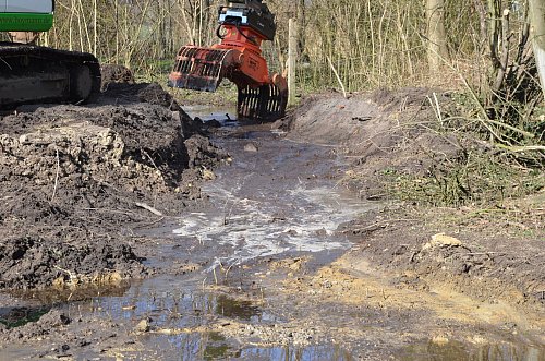Der Bagger beseitigt den letzten Damm zwischen dem alten und dem neuen Bachbett. - © Andreas Großpietsch