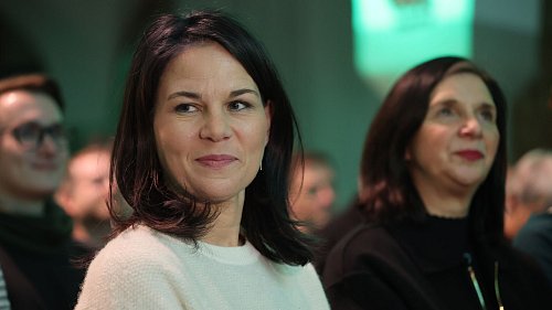 Annalena Baerbock (l, Bündnis 90/Die Grünen), Bundesaußenministerin, kommt im Februar nach Bielefeld. - © dpa