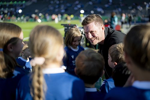 Arminia-Legende Fabian Klos machte den Einlaufkindern vor dem Anpfiff Mut. - © getty für Volkswagen - Alexander Scheuber