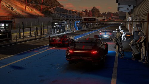 In der Boxengasse von „Rennsport“: Trotz guter Fahrphysik kämpft das Spiel mit visuellen Unstimmigkeiten und KI-Problemen. - © Competition Company