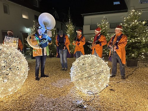 Musiker, hier die Band "Tapwacht" auf einem Foto aus 2022, verbreiten festliche Stimmung auf dem Borgholzhausener Weihnachtsmarkt Adventszauber. - © Heinz-Ulrich Farthmann