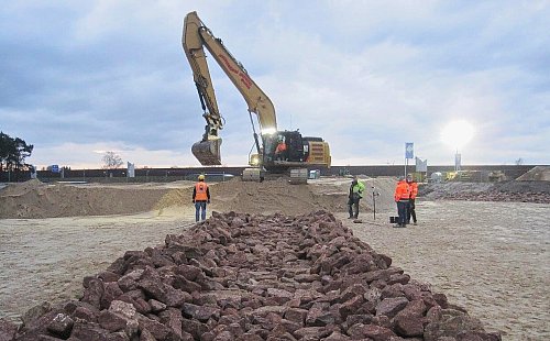 Wenn die Bagger anrollen wird es oft teuer, gerade auf kommunalen Baustellen. Unser Bild zeigt den Bau eines Regenrückhaltebeckens in Steinhagen. - © Rainer Drouyn