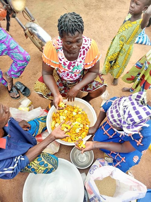 Frauen des von Steinhagen unterstützten Projektes Yanigbo in der Kommune Lahotan verteilen ihre Erträge als Naturalien, in diesem Fall Brühwürfel. - © Bürgerkomitee