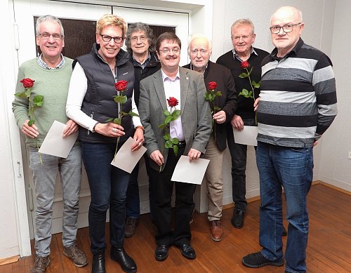 Heiner Borowiak, Heidi Piel, Detlef Flottmann, Arndt Keitel, Bernd Huesmann und Friedhelm Obst (von links) wurden von dem Ortsvereinsvorsitzenden Harals Meierarnd (rechts) geehrt. - © Anke Schneider