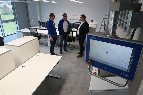 Transparenz als oberstes Prinzip: Auch die Bürobereiche sind großzügig und -flächig gestaltet. - © Alexander Heim