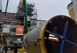 Die neue Kruke schwebt an ihren Platz