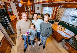 Schausteller-Familie zeigt Luxus-Wohnwagen
