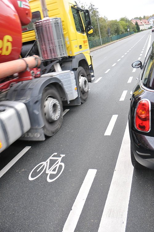 Auf der Carl-Severing-Straße in Quelle gibt es einen Fahrradschutzstreifen. Der Begegnungsverkehr dürfte hier allerdings deutlich geringer sein als auf der Bielefelder Straße in Steinhagen. - © Frank Jasper