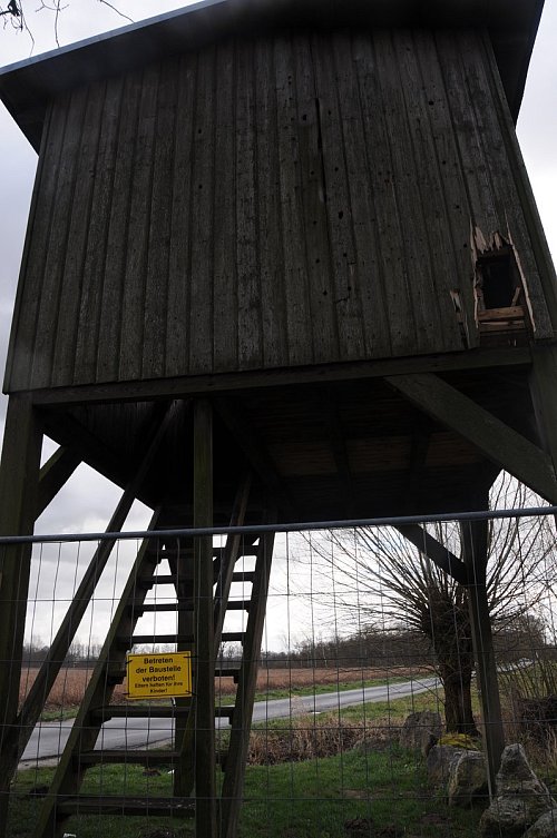 Die Treppe zum Turm ist mit einem Bauzaun gesperrt. Rechts ist eine zerstörte Stelle am Holz zu sehen. - © Tasja Klusmeyer, HK