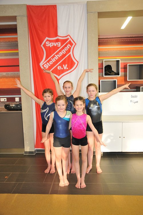 Turnnachwuchs: Maike Landwehr (von links), Emilia Hübner, Lillien Gronert, Pia Krull und Louisa Barter. - © Frank Jasper