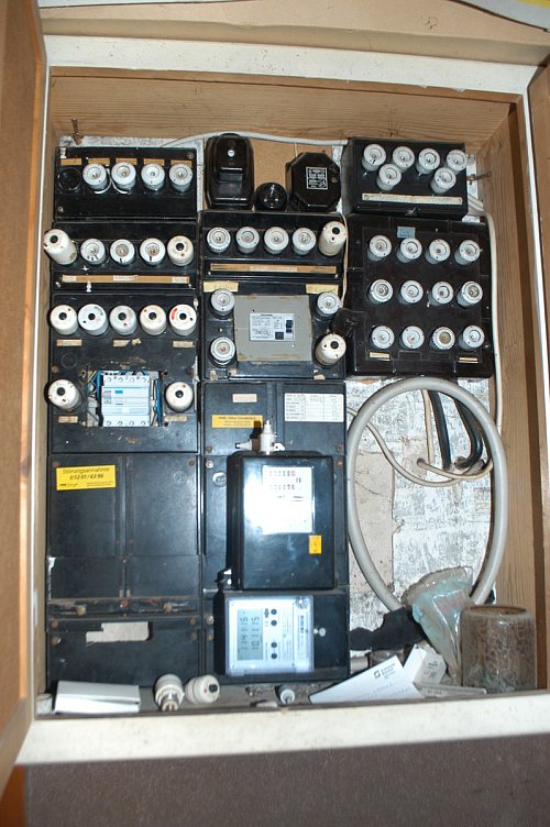 Da steckt Arbeit drin: Am alten Sicherungskasten hat der Elektriker noch einiges zu tun. - © Kerstin Spieker, HK, HK
