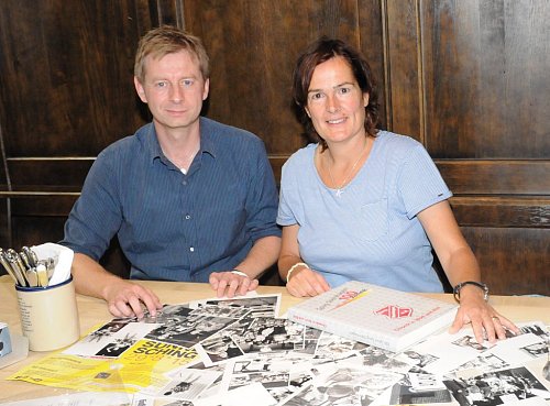 Auf Zeitreise in Köln: Nicole Struse schaut mit HK-Redakteur Christian Helmig in Archivfotos aus ihrer Steinhagener Zeit. - © Foto: HK