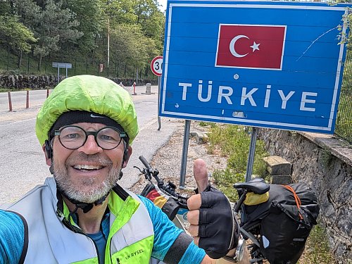 Rainer Stephan beim Erreichen der türkischen Grenze. - © Privat