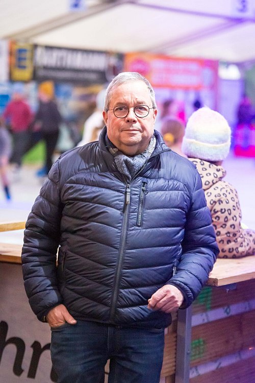 Zeit für eine erste Bilanz: Axel Busch ist zufrieden mit der diesjährigen Auflage der Eisbahn. - © Andre Schneider