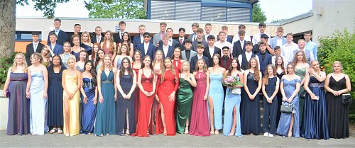 Die 69 Schüler und Schülerinnen des orangen Jahrgangs der drei zehnten Klassen Laranja, Kameol und Canyon feiern ihre mittlere Reife. - © Ekkehard Hufendiek