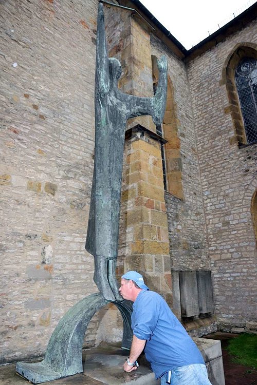 Aus Dankbarkeit für das Erreichte küsst Marcus Glock jedes Mal, wenn er vorbei kommt, die Füße der Jesus-Statue vor der St.-Jacobi-Kirche.  - © Edwin Rekate