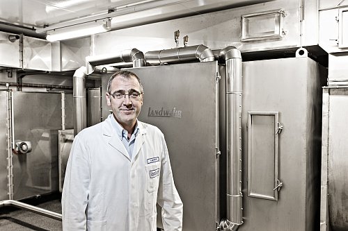 Technikaffin: Holger Landwehr ist mit seinem Betrieb Spezialist für Räucheranlagen. - © Uwe Noelke