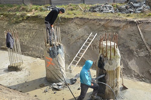 Harter Job: Mit Presslufthämmern wird hier das Fundament der Grünbrücke Holtfelder Straße für den nächsten Schritt vorbereitet. - © Foto: Andreas Großpietsch