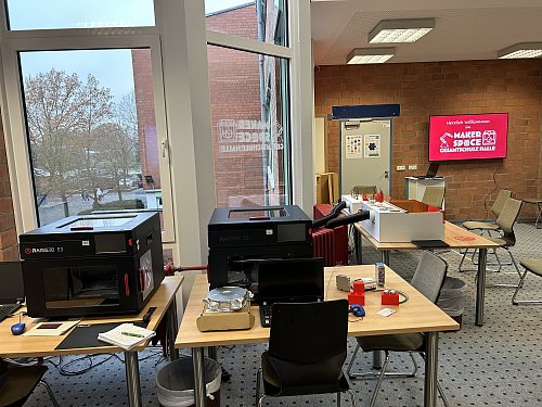 3D-Drucker, Laser-Cutter und bald auch ein sogenannter Hopology-Floor sind nur einige der Werkzeuge, die den Schülern der Gesamtschule im "Maker Space" zur Verfügung stehen. - © Tobias Barrelmeyer