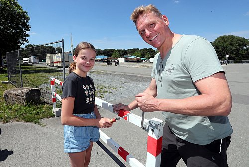 Kirmes-Aufbau: Leni und Papa André Schneider bereiten den Einlass zum Freizeitpark vor. Foto: Wolfgang Rudolf - © Wolfgang Rudolf